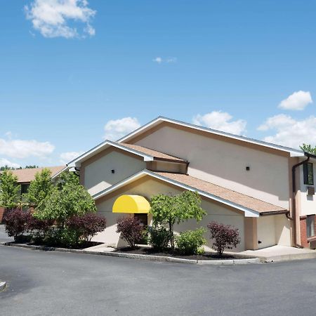 Days Inn By Wyndham Greenfield Exterior photo