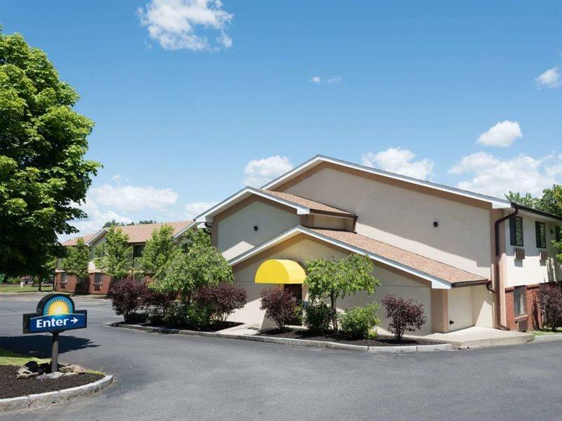 Days Inn By Wyndham Greenfield Exterior photo