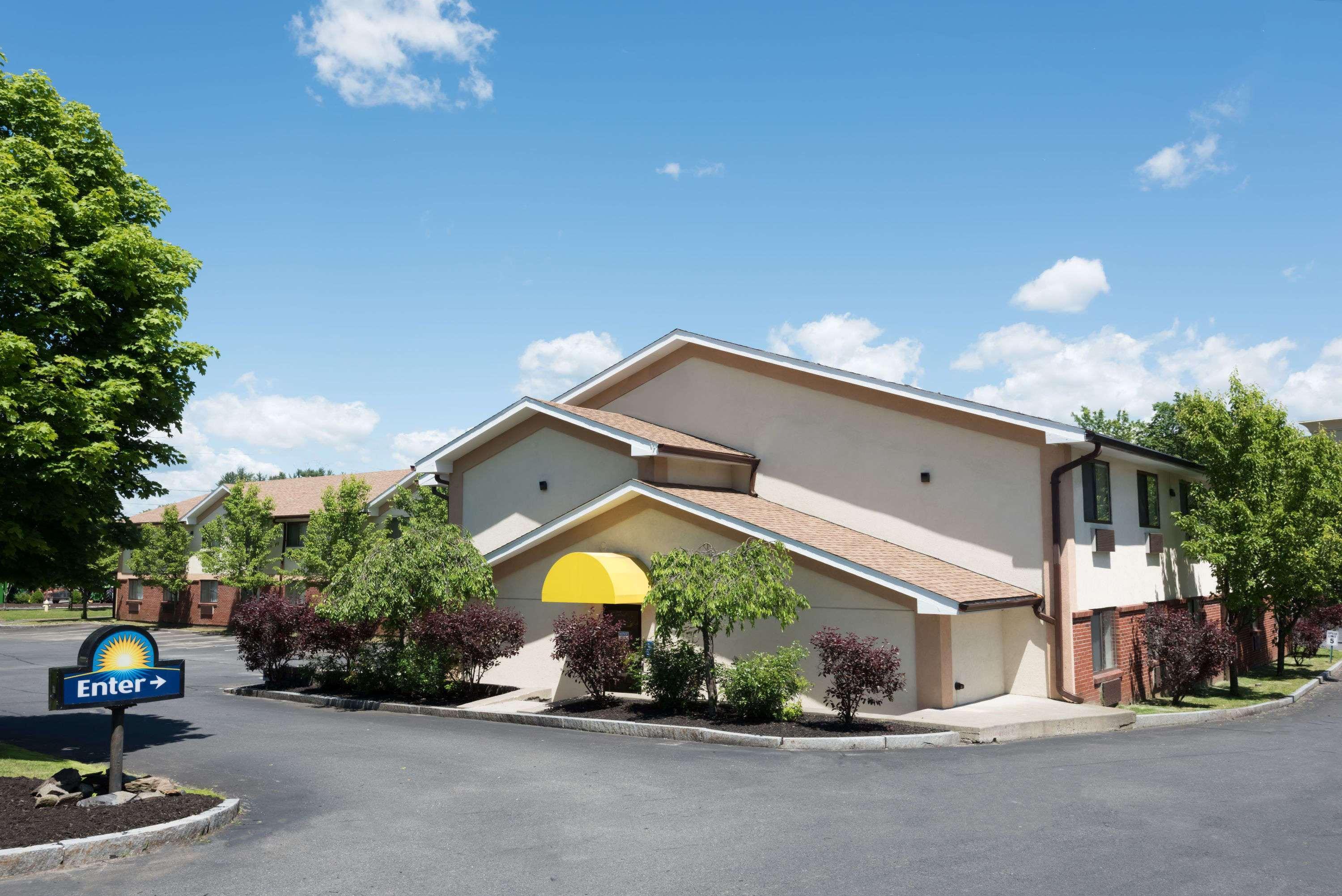 Days Inn By Wyndham Greenfield Exterior photo